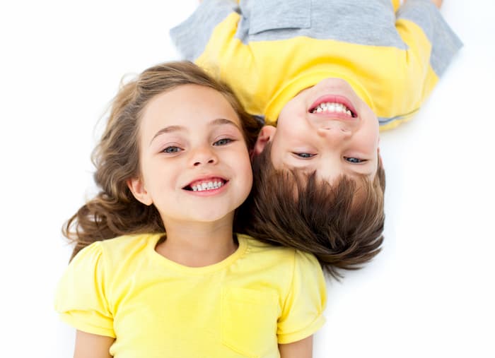 רופאי שיניים מומחים לילדים - ילדים מחייכים